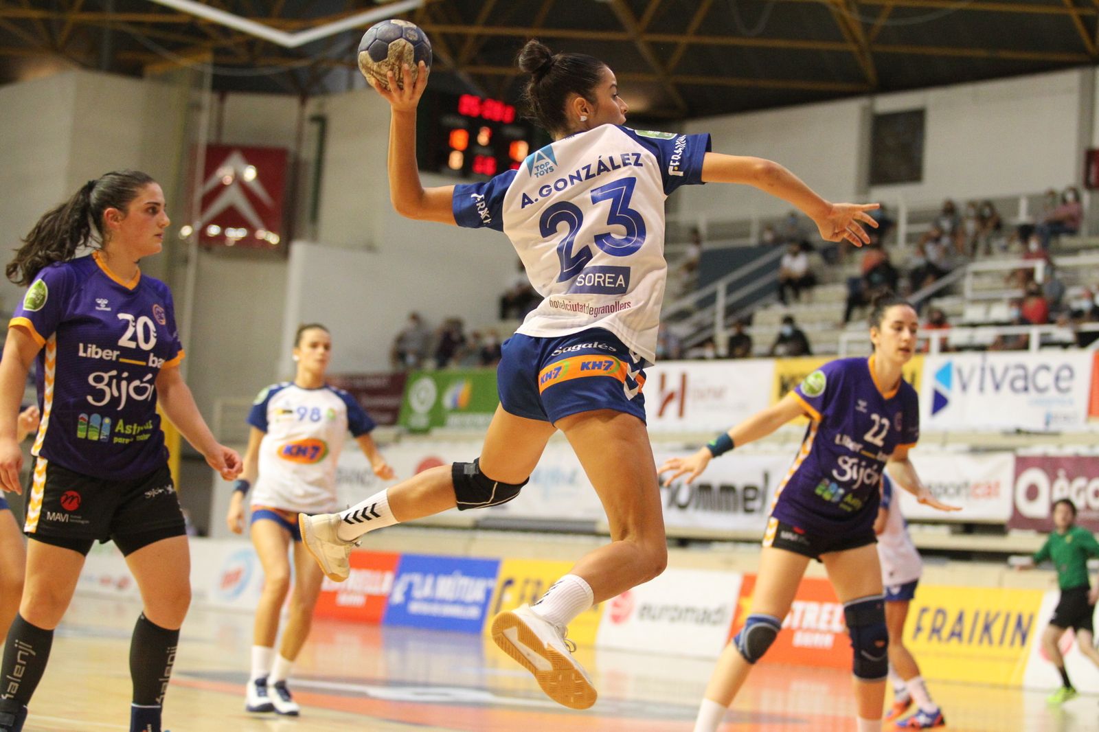 Ana González lanza a portería en un partido con el Granollers.