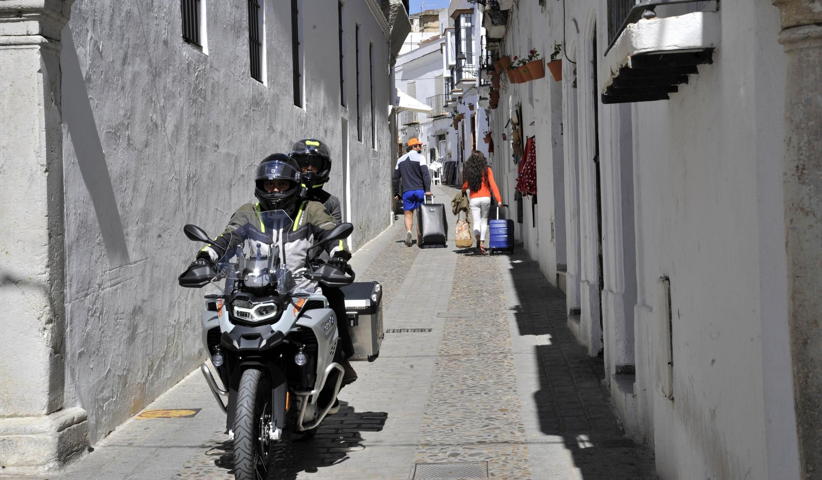 Una pareja de moteros por las calles del centro histórico de Arcos