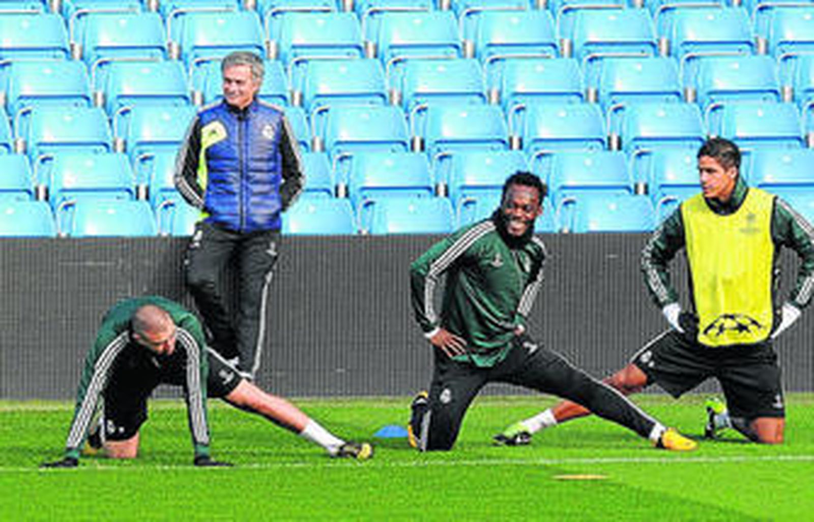 Mourinho supervisa tranquilamente los estiramientos tras el entrenamiento de alguno de sus jugadores.