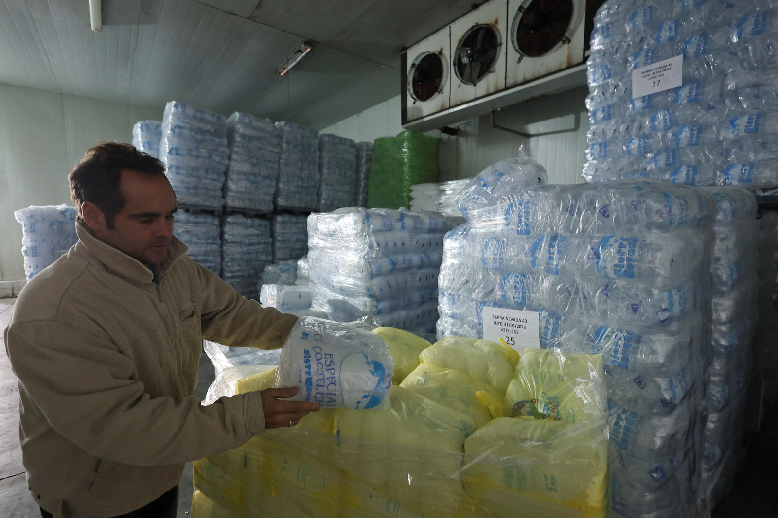 Un trabajador de Hielo Pingüino trabaja en la cámara frigorífica.