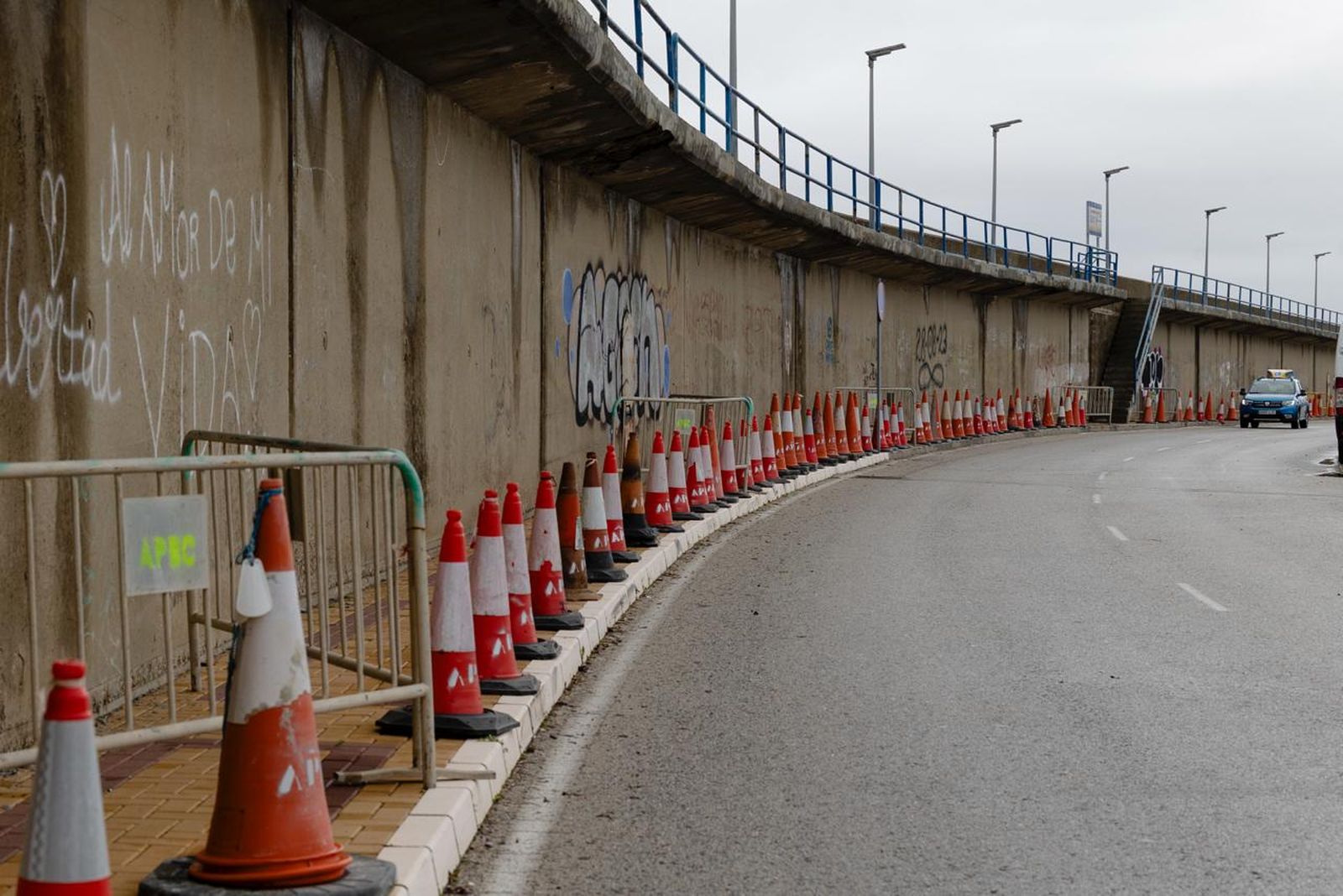 Conos en el tramo final del Paseo Pascual Pery para que los peatones no transiten por la acera ante el riesgo de desprendimientos del paseo superior.