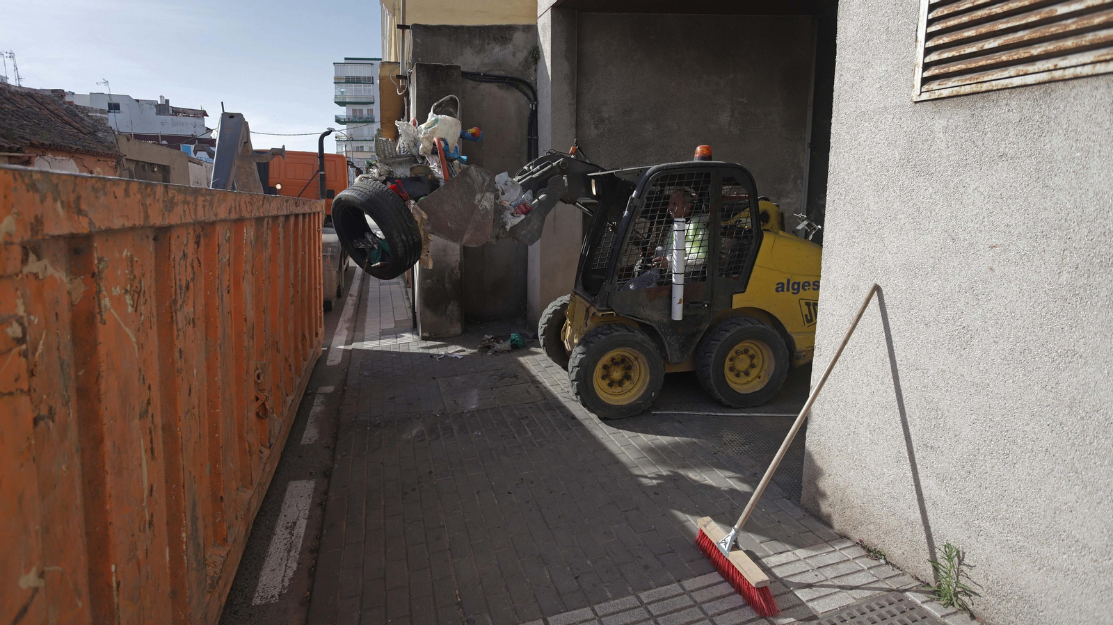 Fotos de las tareas de limpieza del edificio okupa en El Secano