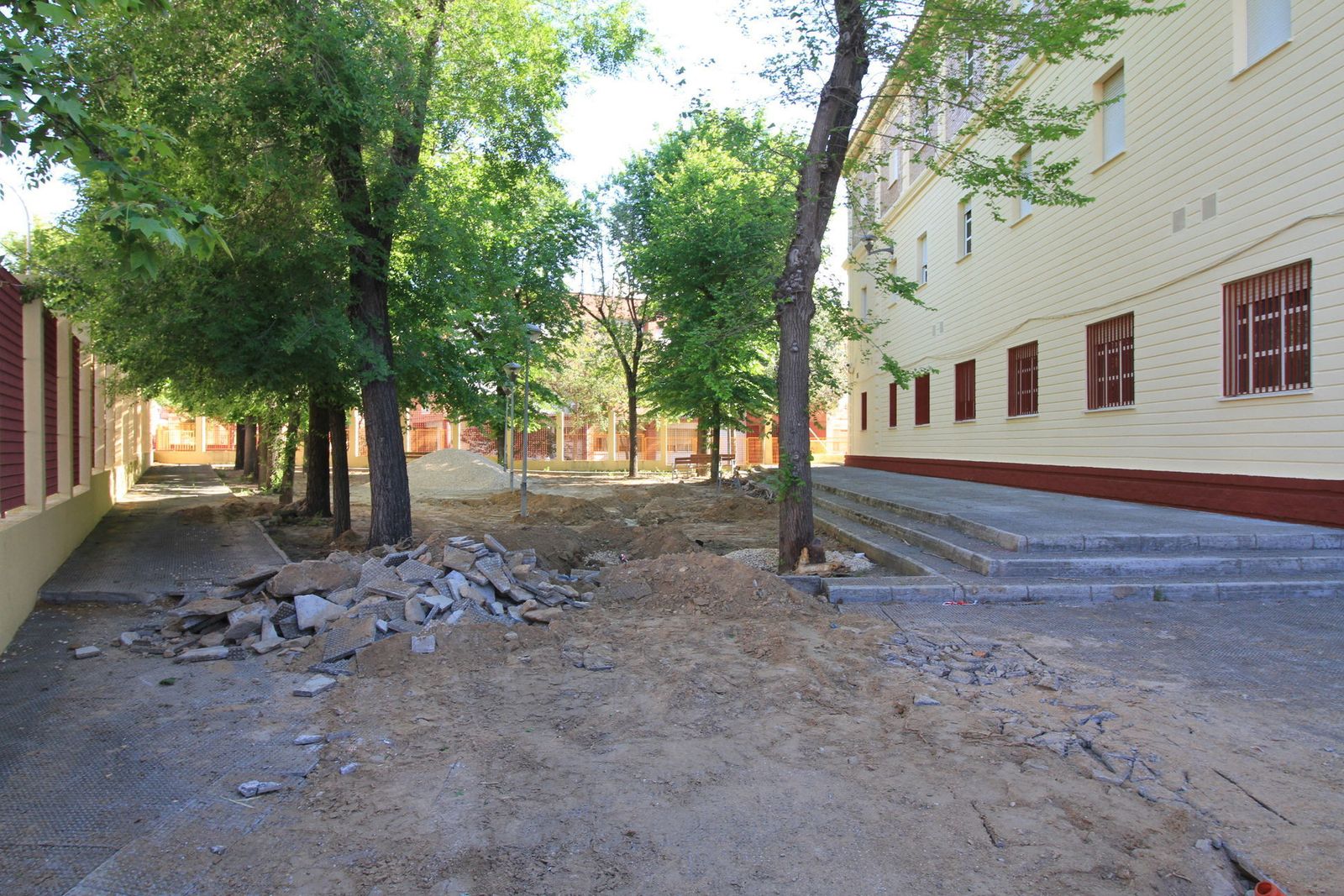 La actuación se centra ahora en la remodelación de los jardines existentes en el exterior del edificio, que cuentan con un frondoso arbolado.