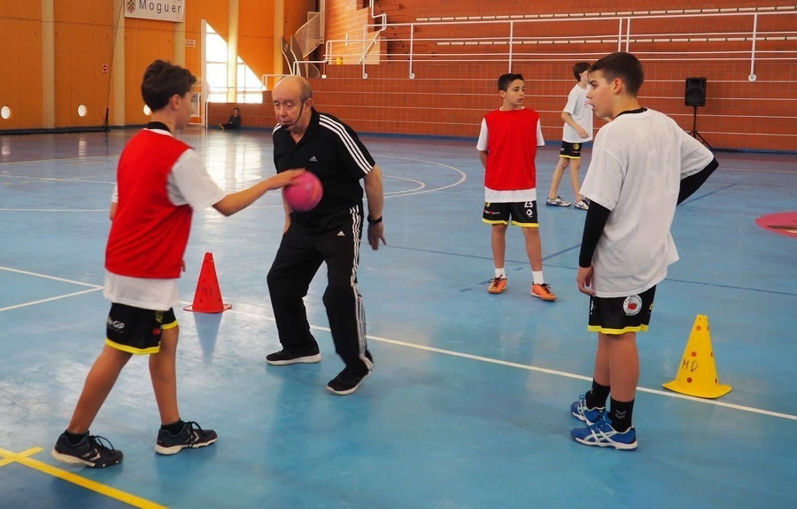 Manuel Laguna imparte lecciones en el 'clinic' que ha acogido Moguer.