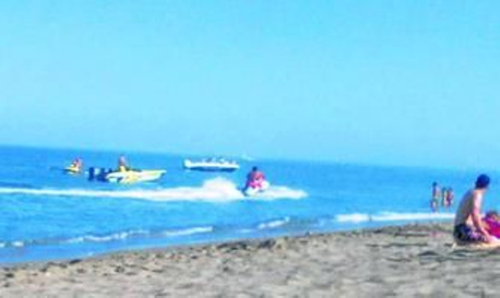 Dos motos de agua navegan juntas por el litoral de Levante de La Línea.