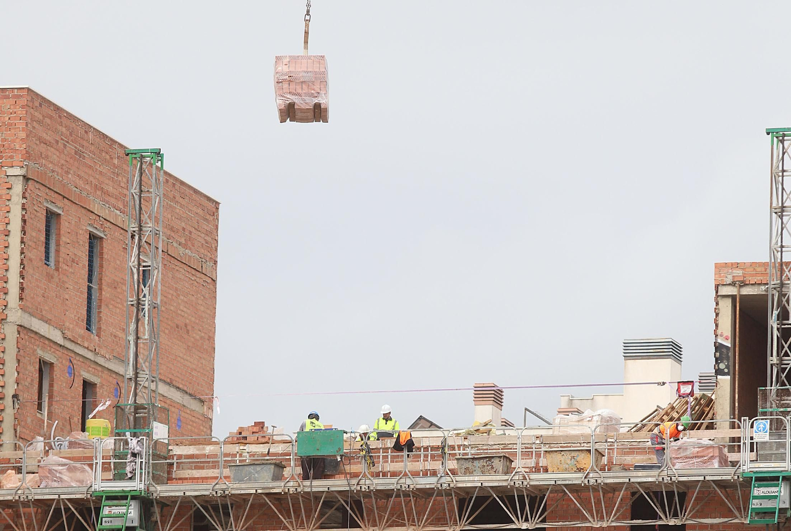 Imágenes de la vuelta al tajo de los trabajadores de obras en Huelva