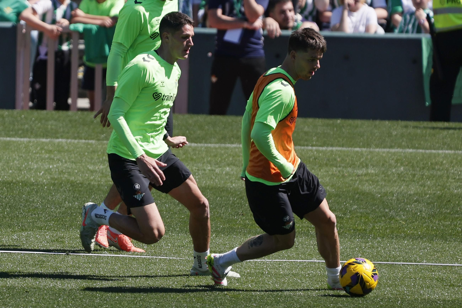 Las imágenes del gran ambiente en el entrenamiento del Betis