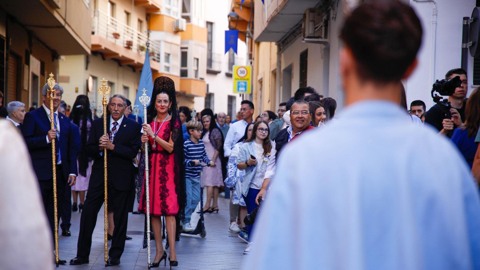 Vea la salida de la Hermandad de Los Ángeles de la Catedral de Almería