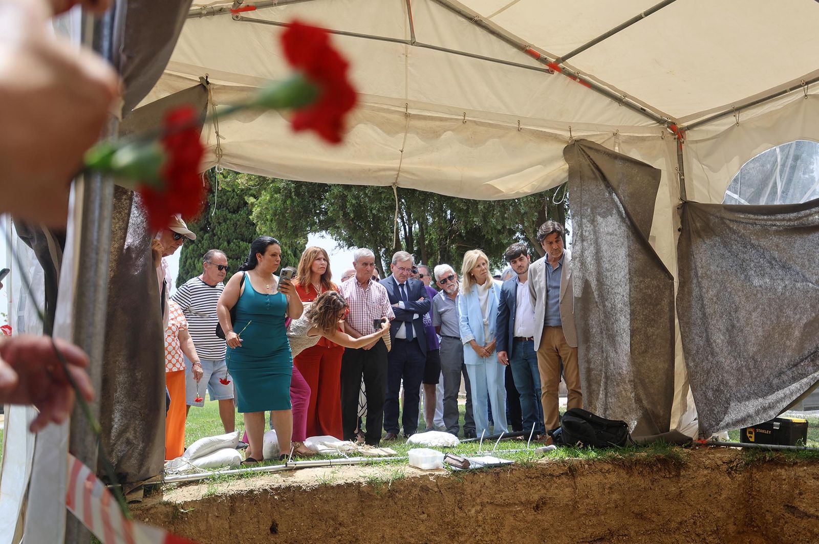 Imágenes de la visita a los trabajos de exhumación en las fosas comunes del Cementerio de La Soledad