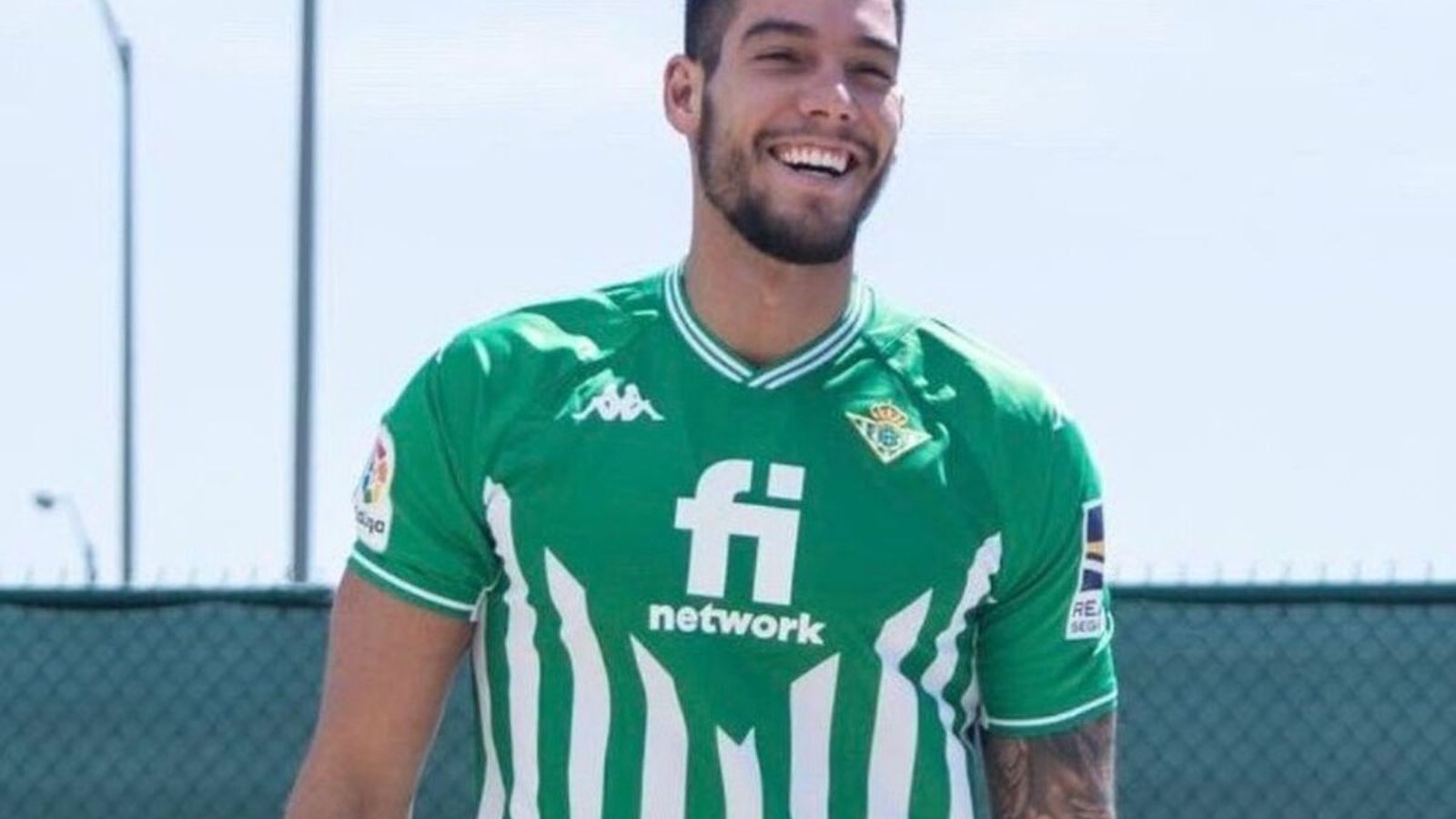 Willy Hernangómez, jugador de los Pelicans con una camiseta del Betis.