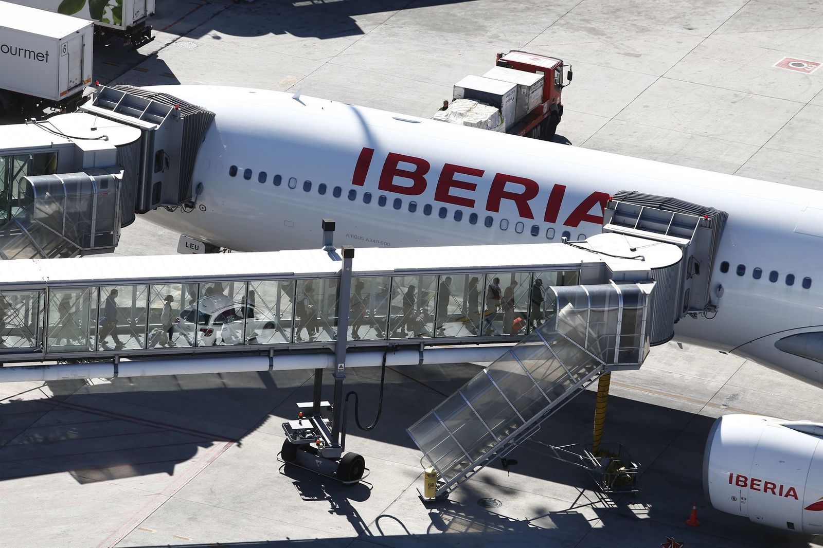 Un avión de Iberia durante un embarque.