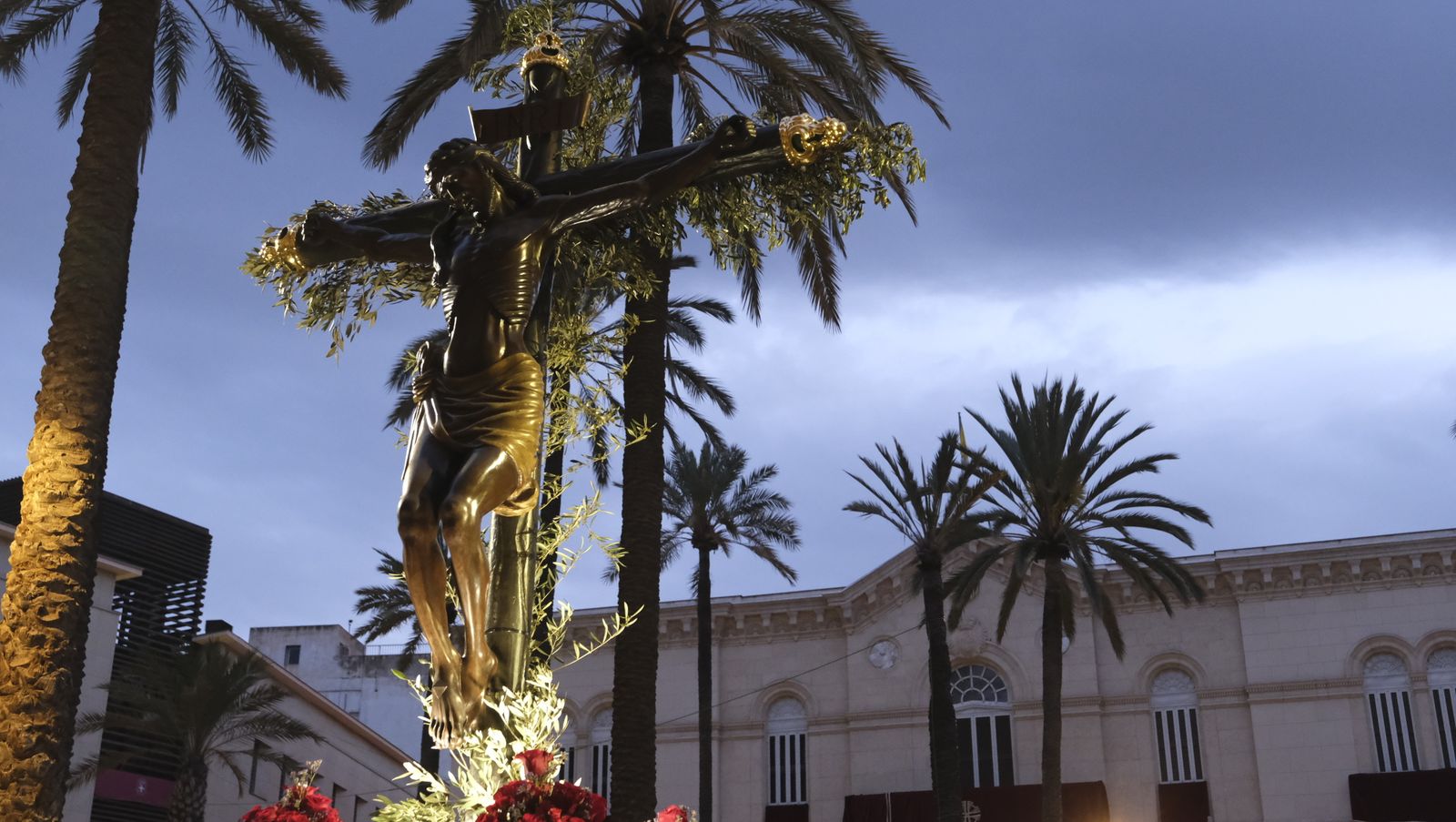 Procesión del Vía Crucis del Santo Cristo de la Escucha en Almería, en imágenes.