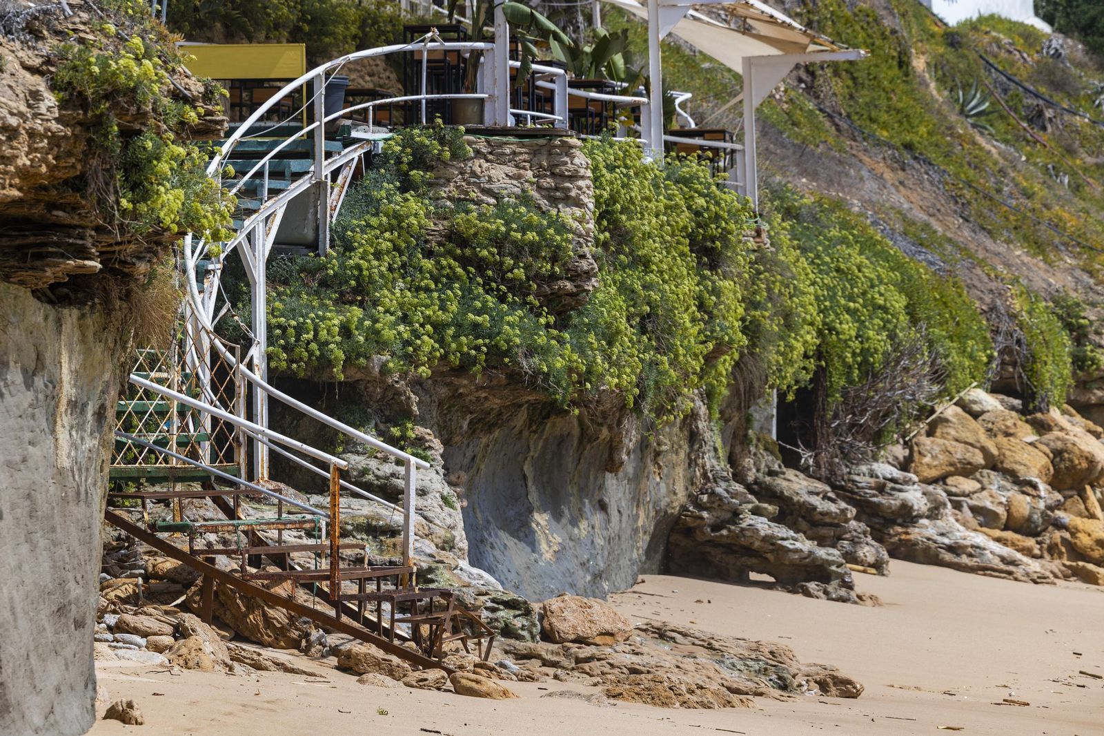 Las imágenes de la playa de los Caños tras el fuerte oleaje