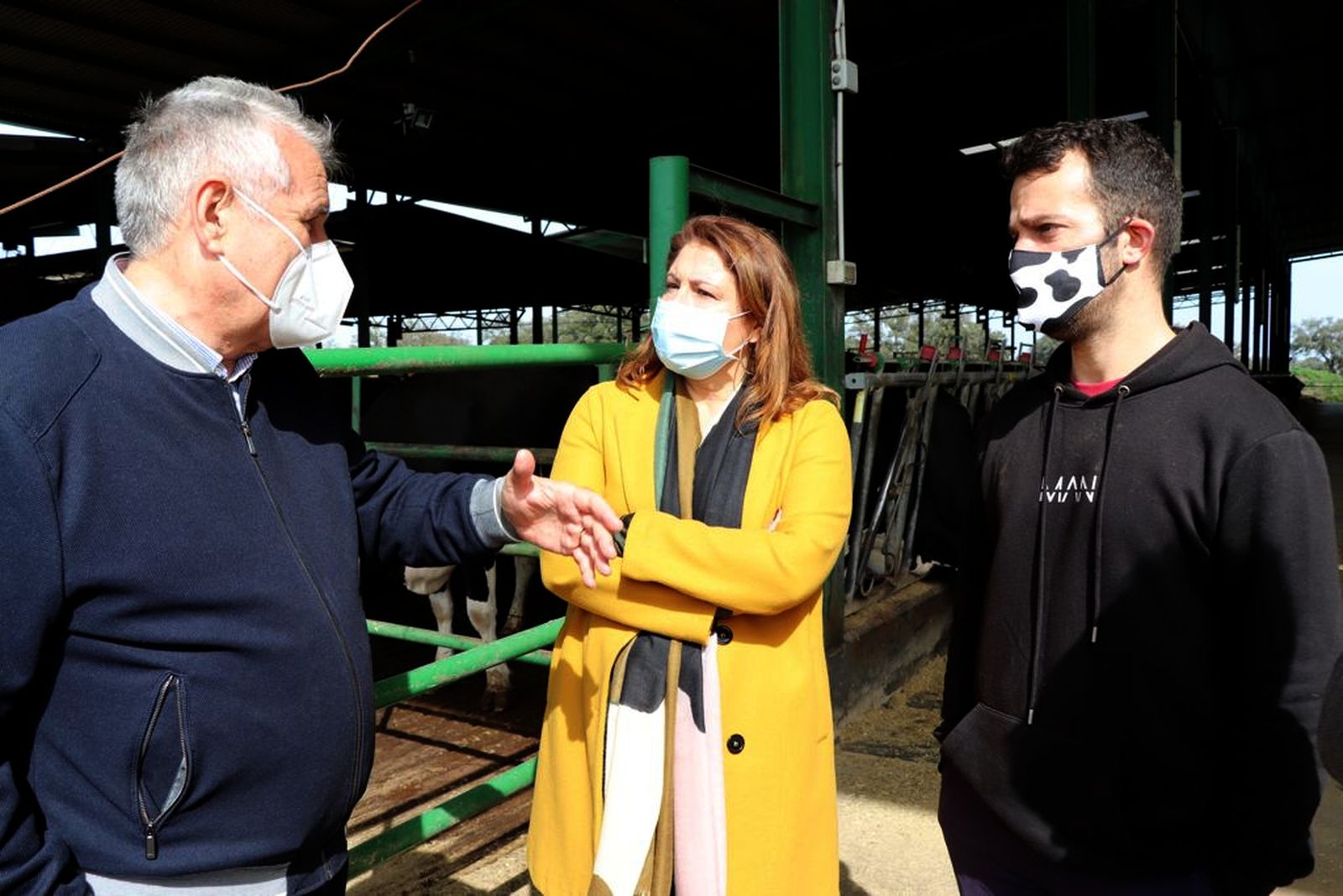 La consejera de Agricultura visita una finca ganadera en Vista Hermosa.