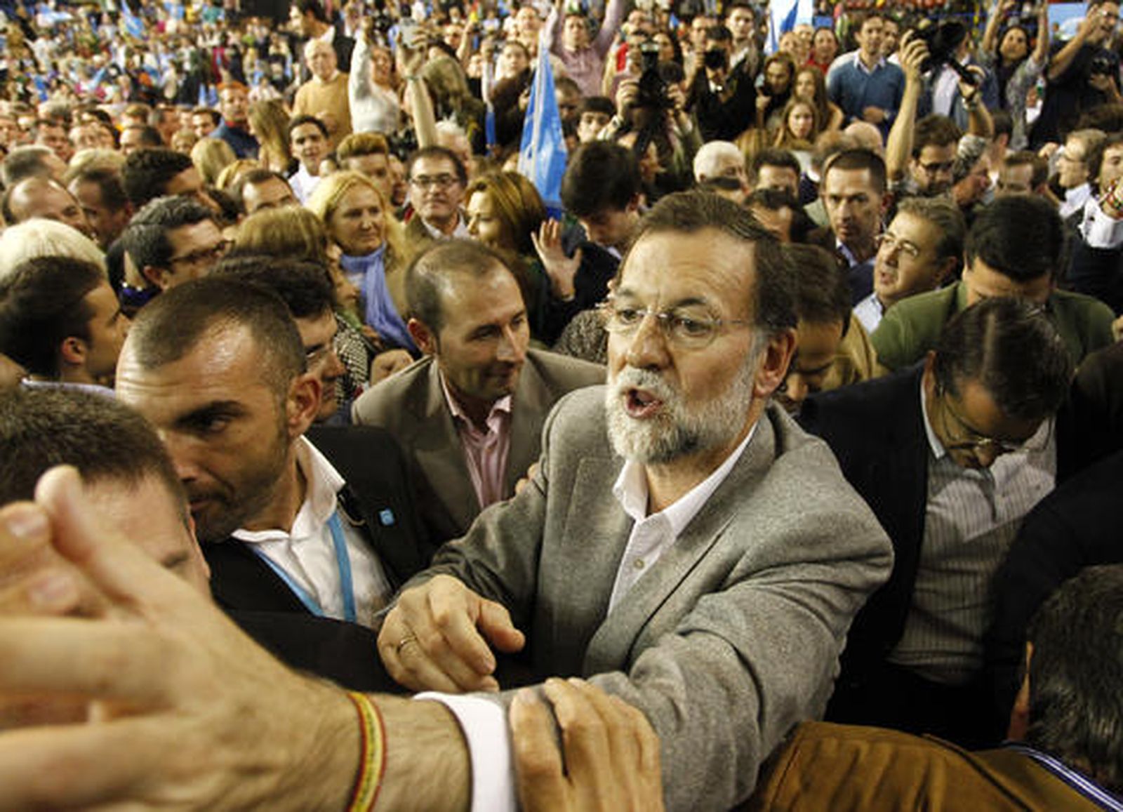 Mariano Rajoy ofrece un mitin en el palacio de deportes de Sevilla, con la presencia de Javier Arenas, Juan ignacio Zoido y Cristobal Montoro, entre otros miembros del Partido Popular.

Foto: El mitin del Partido Popular en Sevilla, en im?nes