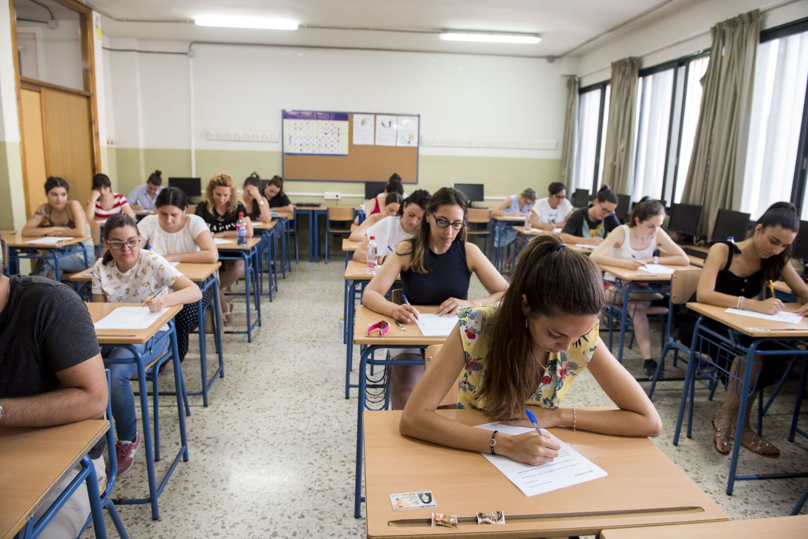 Opositores repitiendo el examen.