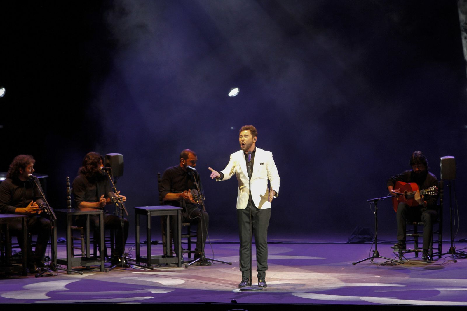 El cantaor repasa también sus éxitos copleros y vuelve a sus raíces flamencas.