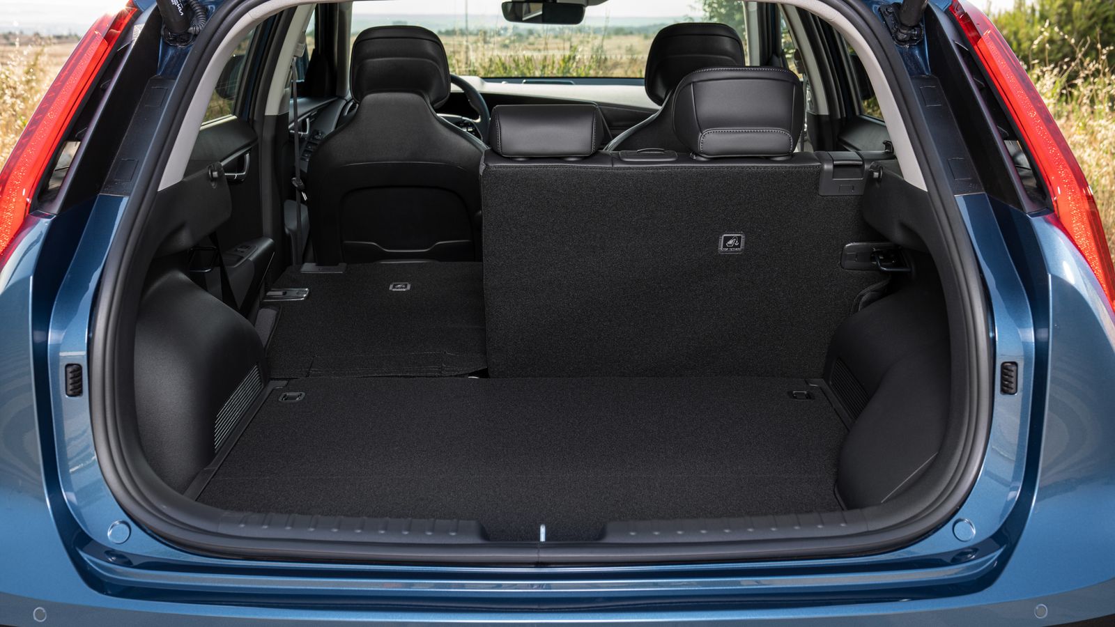 Con cada sistema de propulsión varía, por la incidencia o no sobre la capacidad de las baterías, el volumen del maletero. En la posición más alta del suelo móvil éste enrasa con los respaldos traseros si se abaten. Siempre en proporciones 40/60.