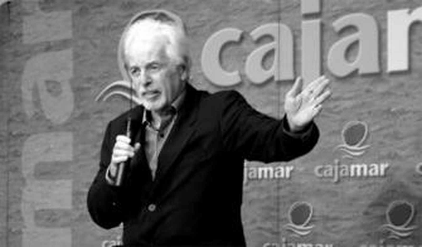 Jodorowsky en plena actuación, o conferencia, en un acto impregnado de psicomagia en la sede de Cajamar.