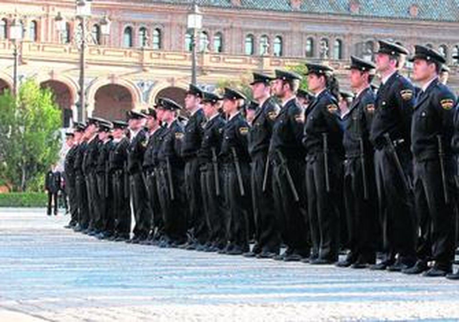 La última remesa de policías nacionales llegada a Sevilla, durante su presentación en la Plaza de España.