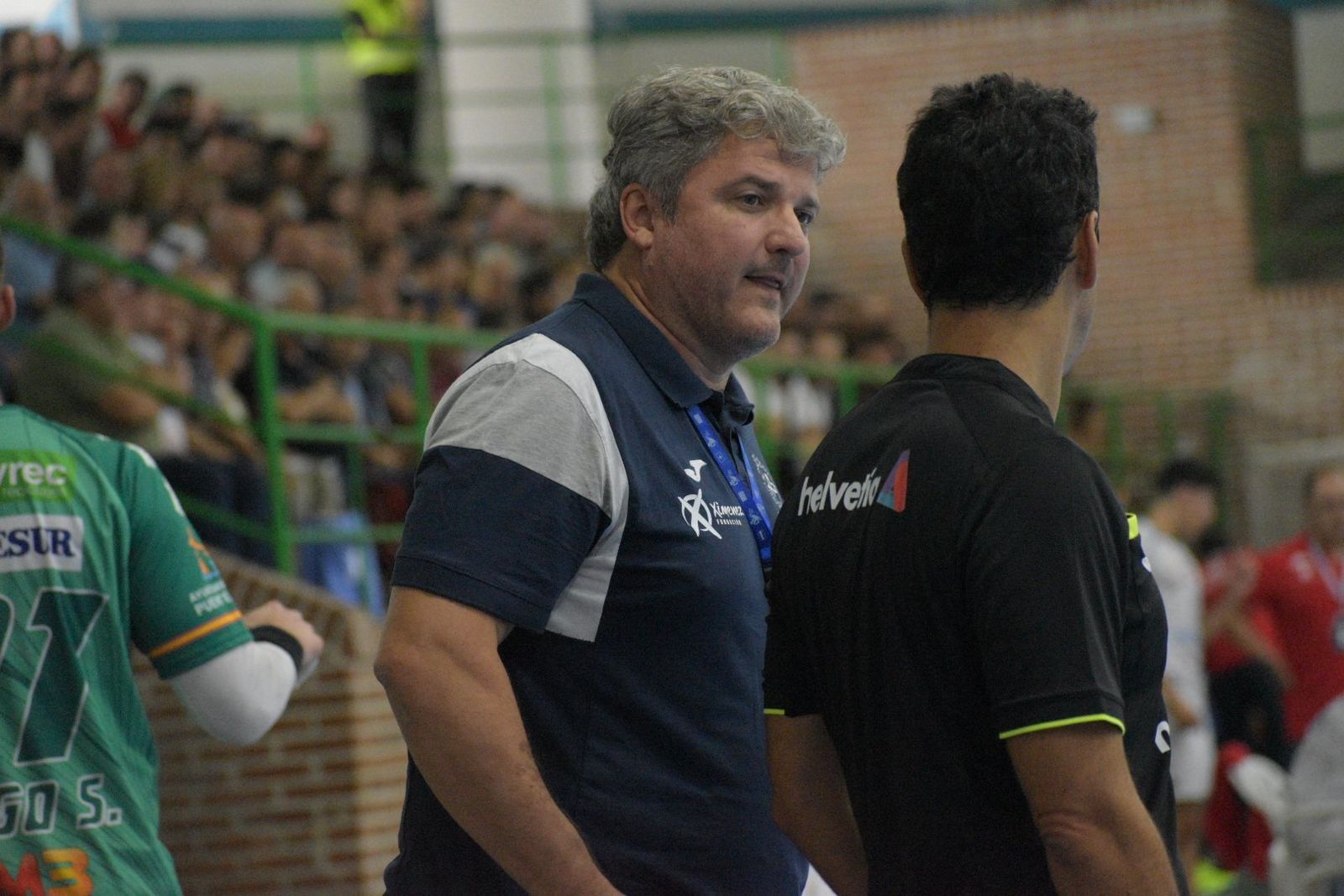 Paco Bustos dialoga con un colegiado en el duelo ante el Ademar.