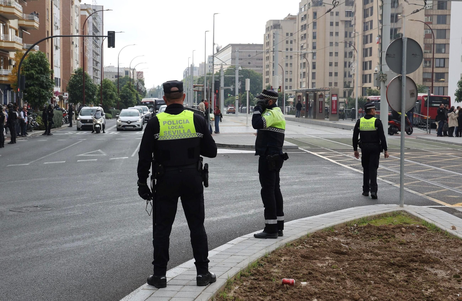 Policías locales en el dispositivo del derbi Sevilla-Betis, este domingo.