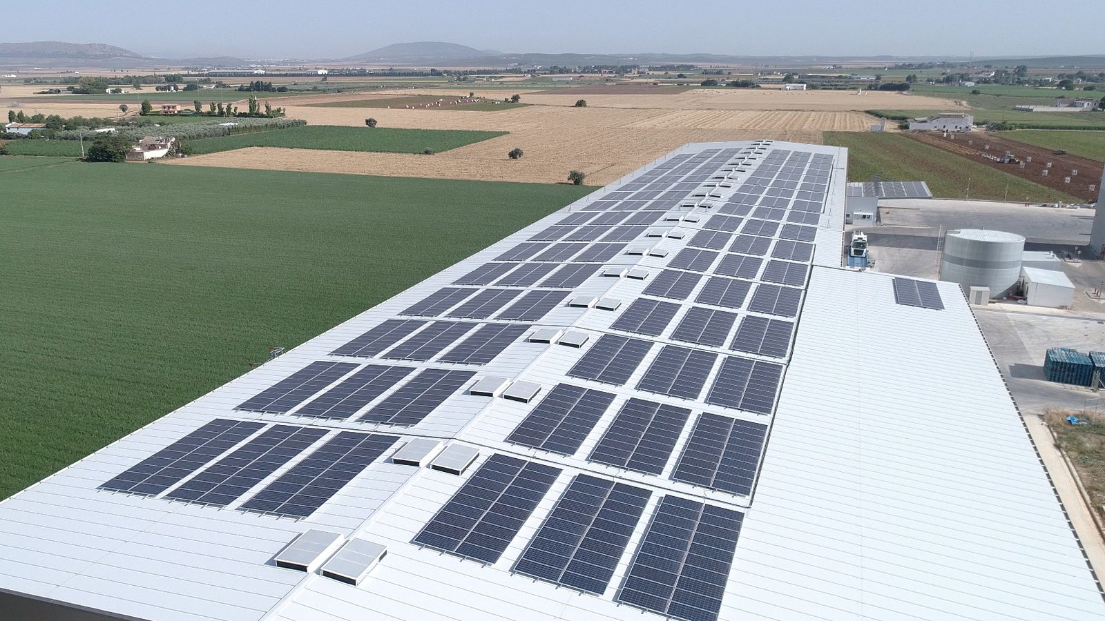 Placas solares en una bodega de aceite en Antequera.