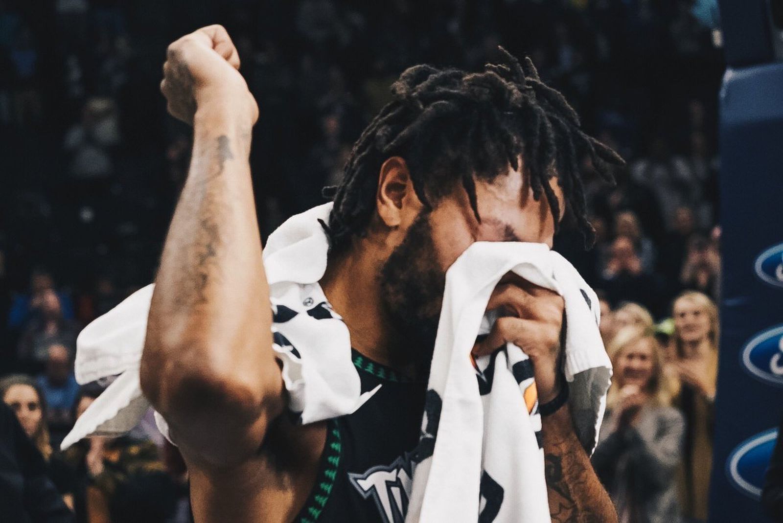 Derrick Rose, entre lágrimas tras alcanzar los 50 puntos con los Timberwolves.