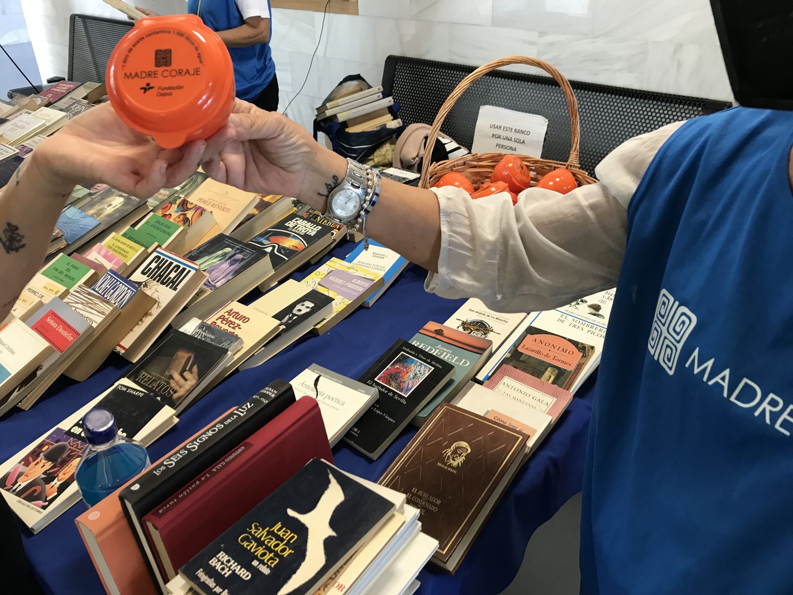 Entrega de embudos dentro de la campaña que se está llevando a cabo en Huelva.