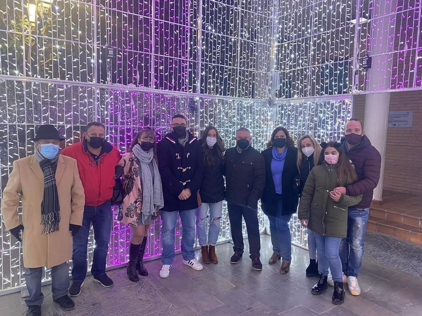 La Navidad llega a Vegas del Genil (Granada) con el encendido y una gran nevada