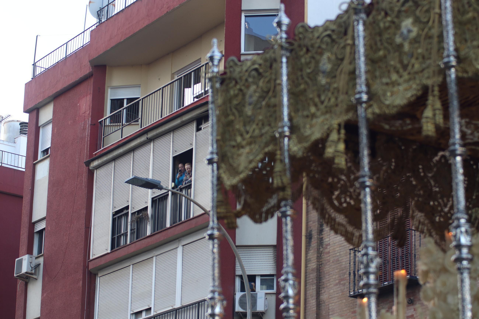 La salida de la hermandad de San Pablo desde el Santuario de los Gitanos