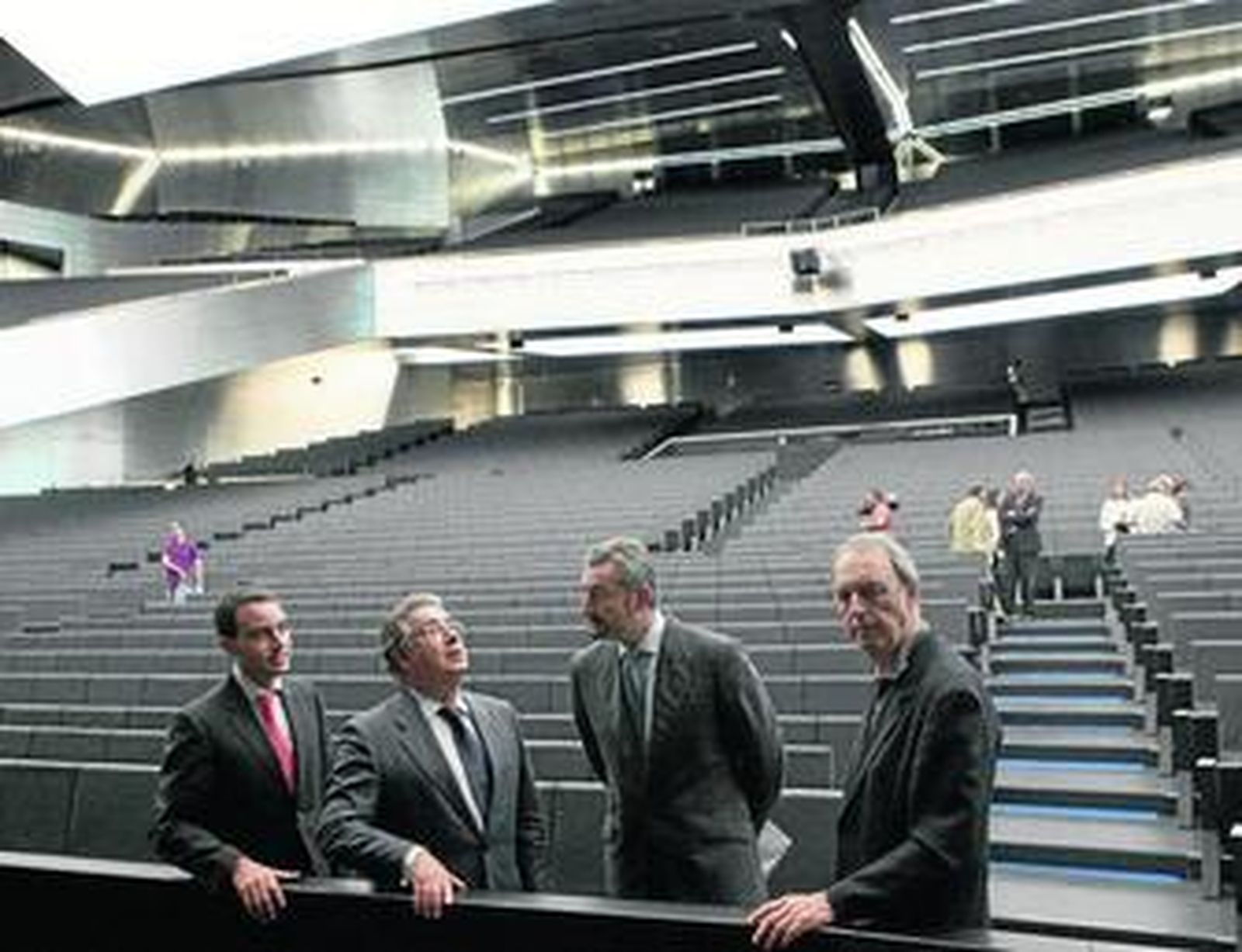 Contreras, Zoido, Sáez y Vázquez Consuegra contemplan el auditorio de Fibes un día antes de acoger su primer espectáculo.