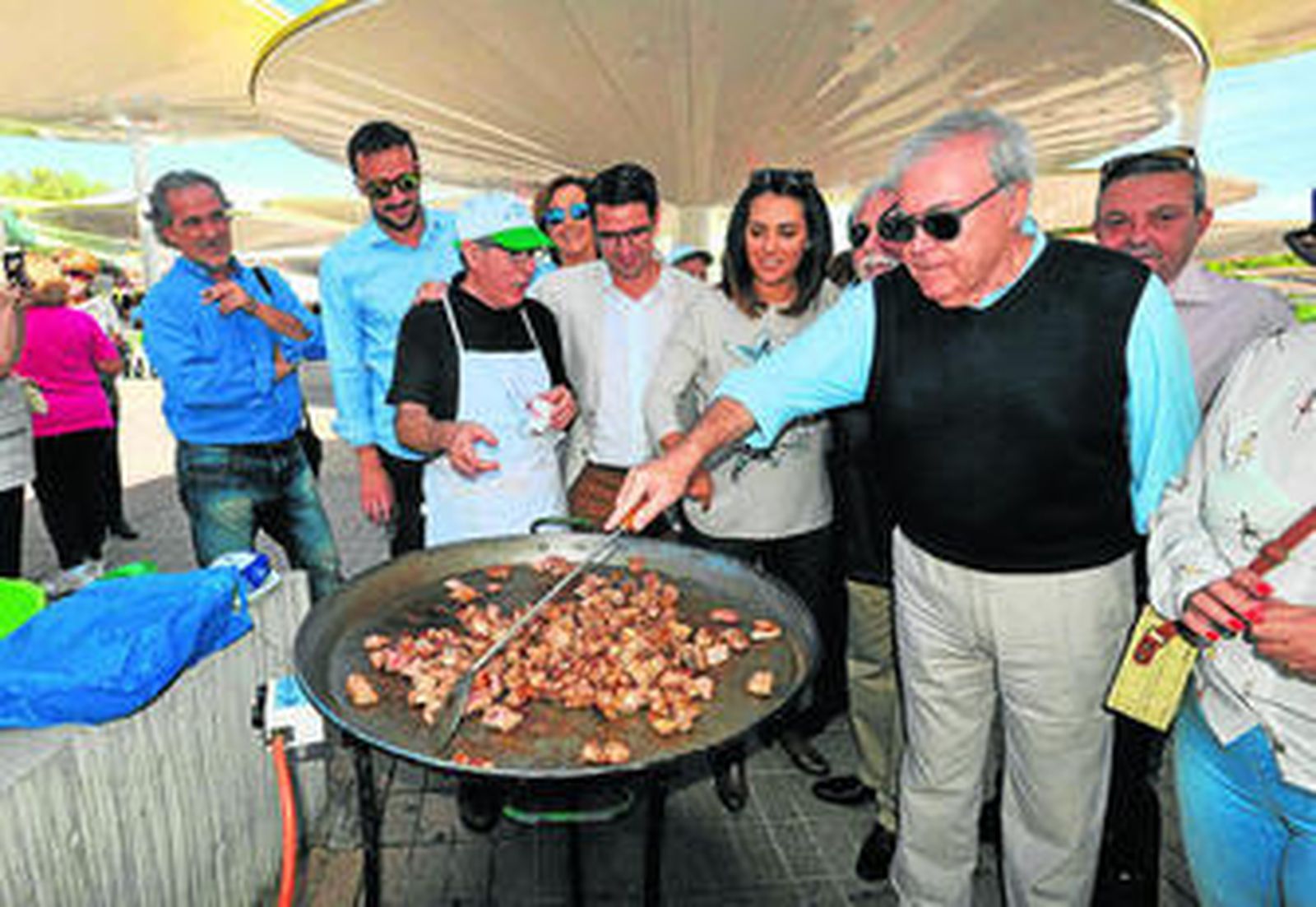 Emilio Aumente, con representantes institucionales, ayer en la convivencia.