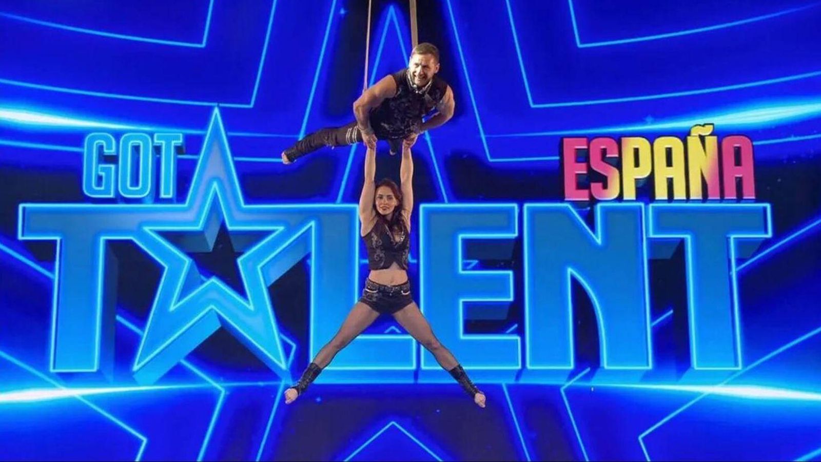 El Dúo Turkeev, ganador del concurso Got Talent 2021, actúa en el circo de la Feria de Sevilla.