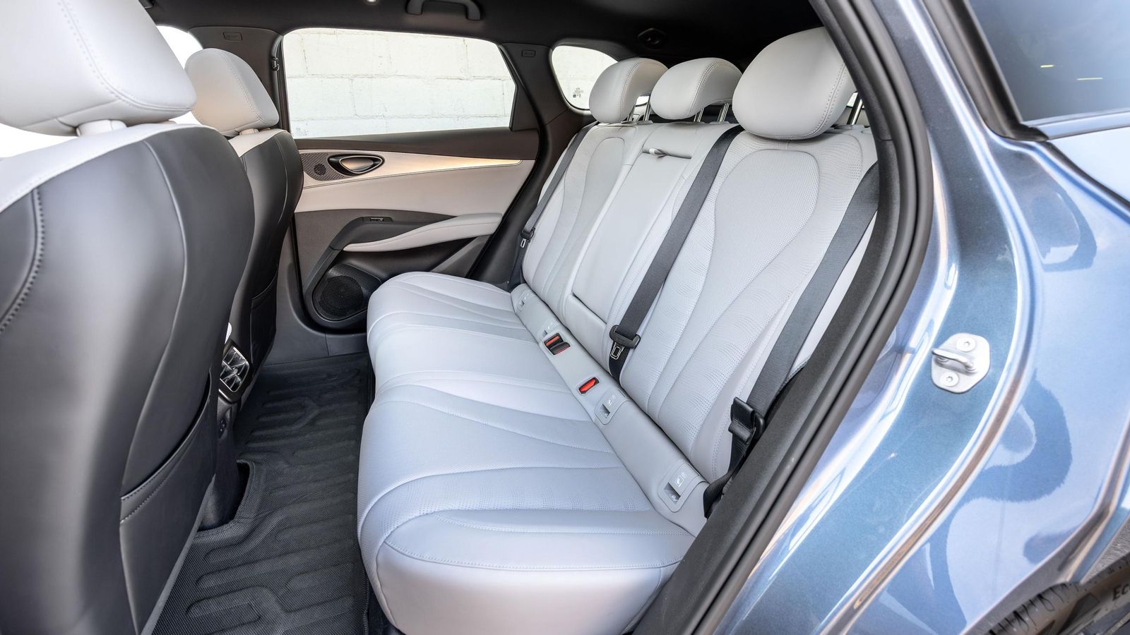 No son los más amplios, pero no van mal desprovistos de espacio y recursos como el techo acristalado o el suelo plano ayudan a aumentar la sensación de confort de los pasajeros.