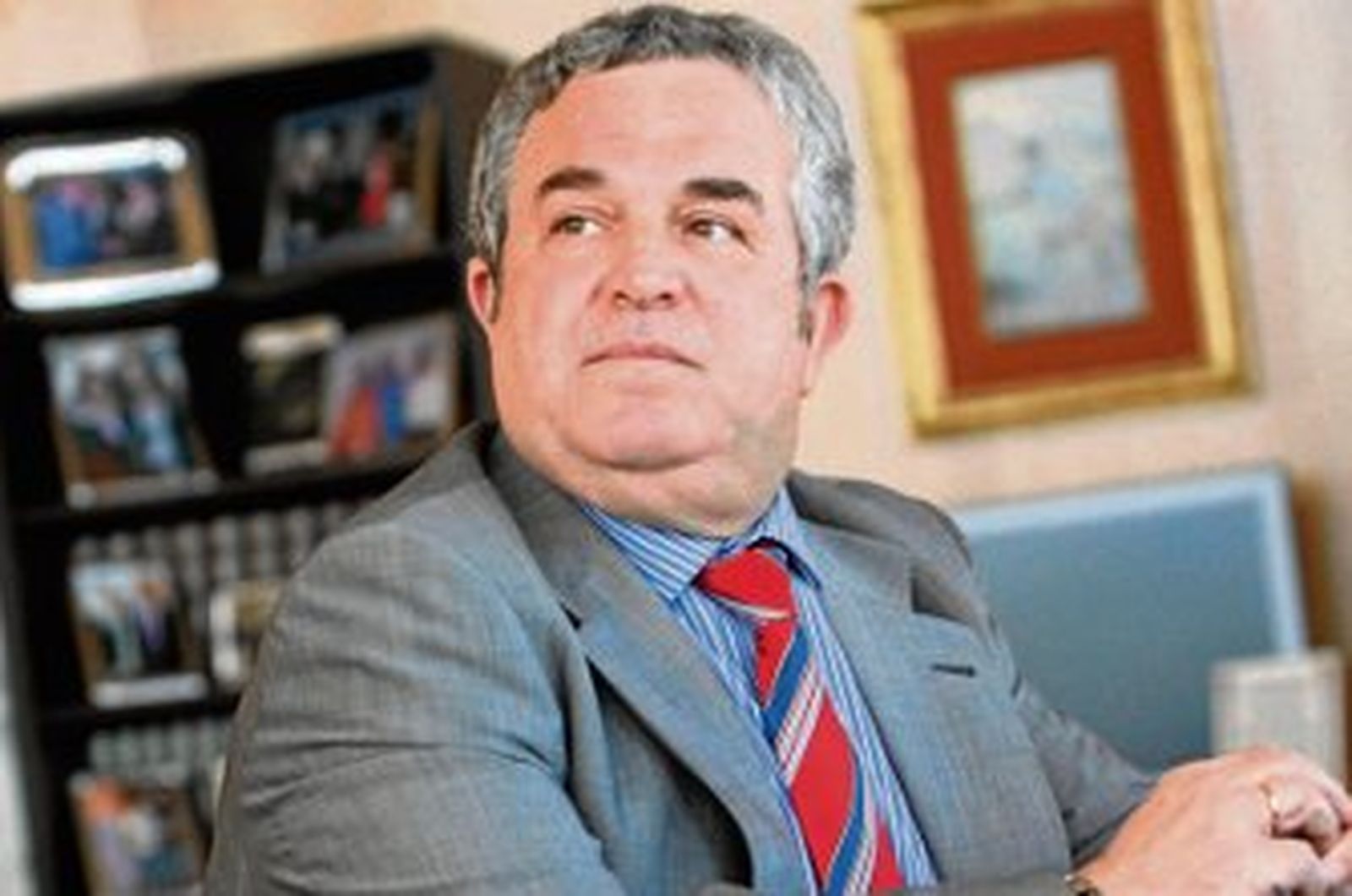 Pendón lamenta que Unicaja y Cajasol pujen en solitario, pero cree "interesante" que vean la fusión