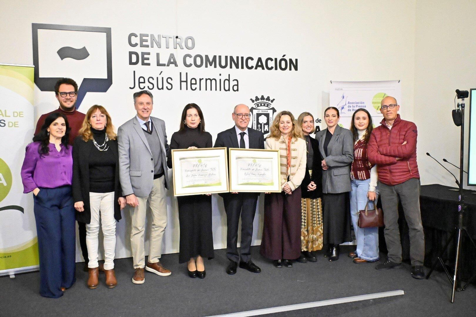 Ana Belén Carranza y Rafael Unquiles rodeado de compañeros.