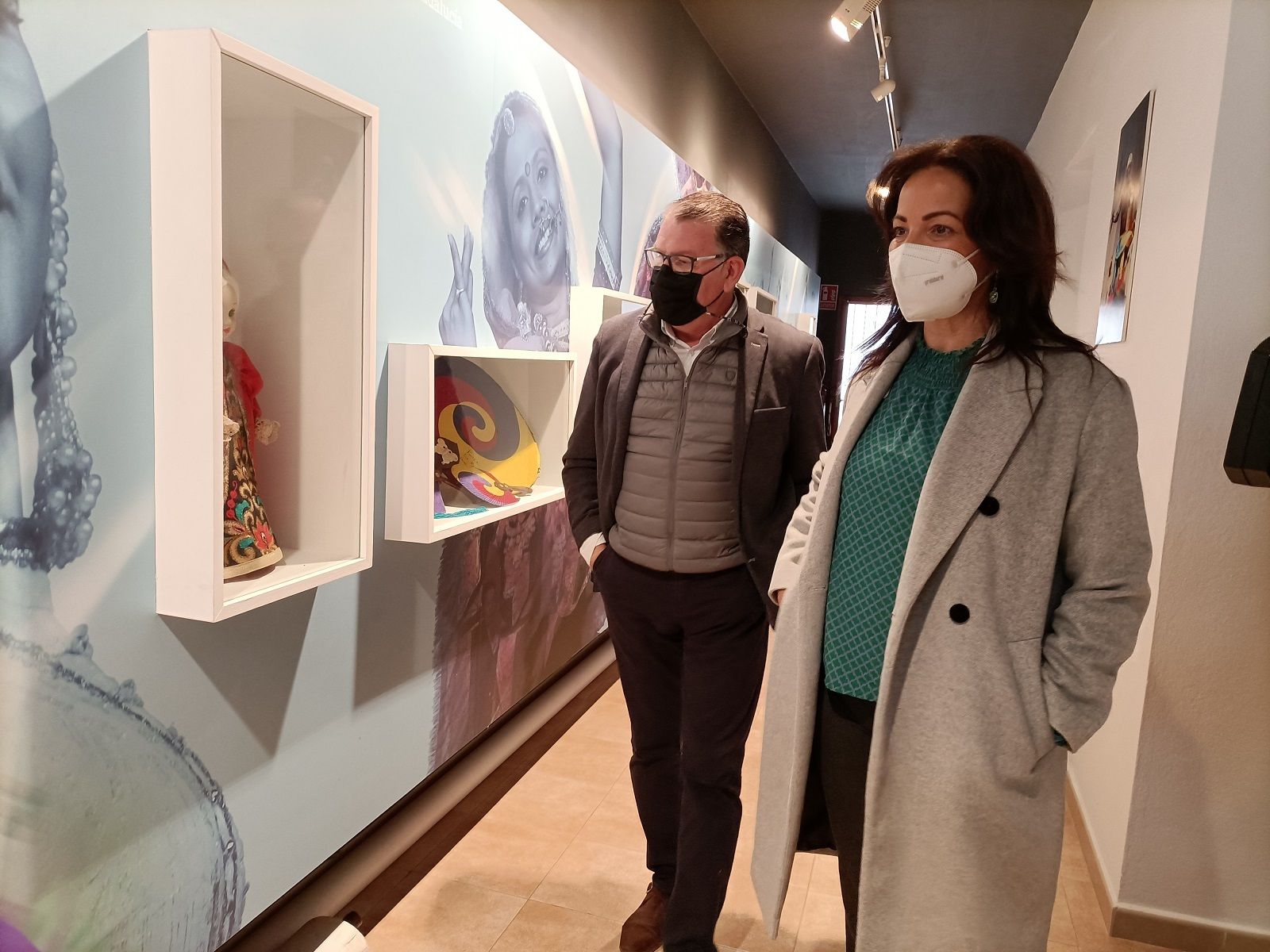 Visita de la delegada de Turismo y el alcalde de Villablanca al Centro de las Danza.