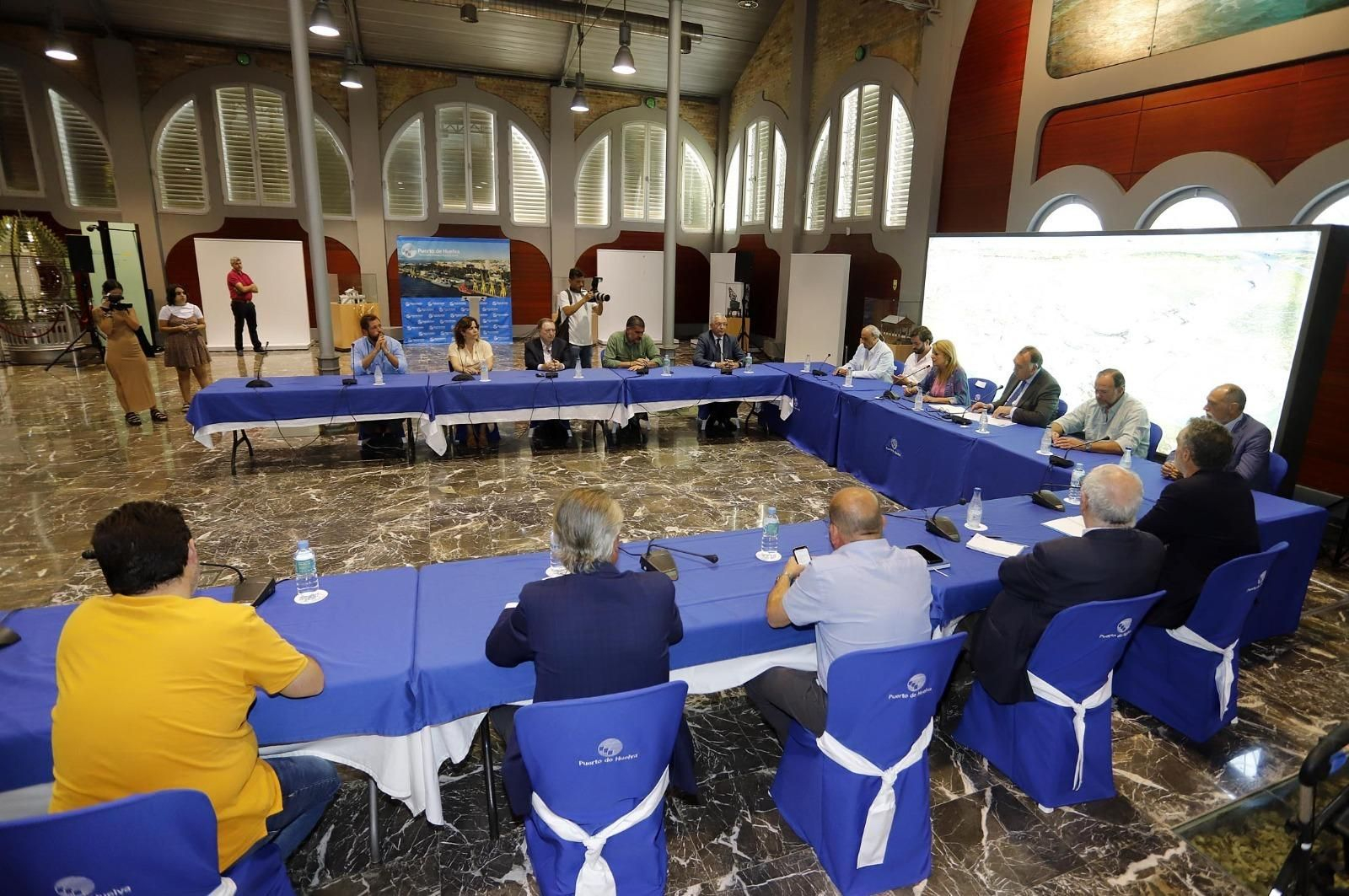 Reunión organizada por Extenda esta mañana en las Cocheras del Puerto de Huelva.
