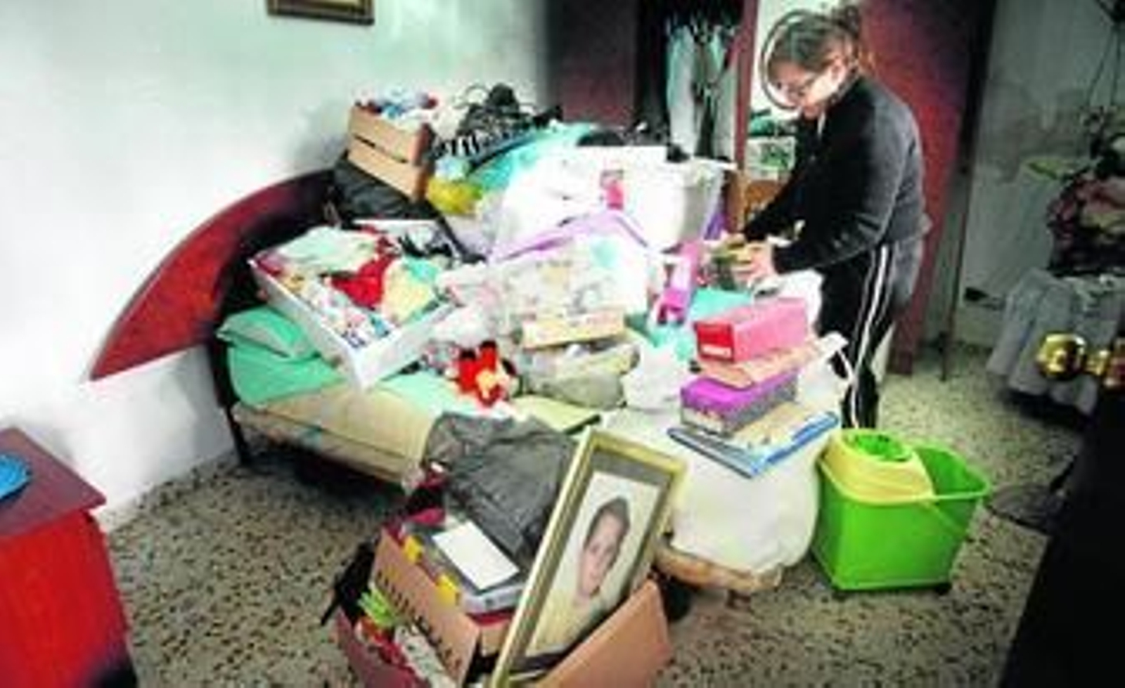 Una vecina del Jerez rural intenta salvar sus pertenencias por temor a la entrada de agua en su casa.