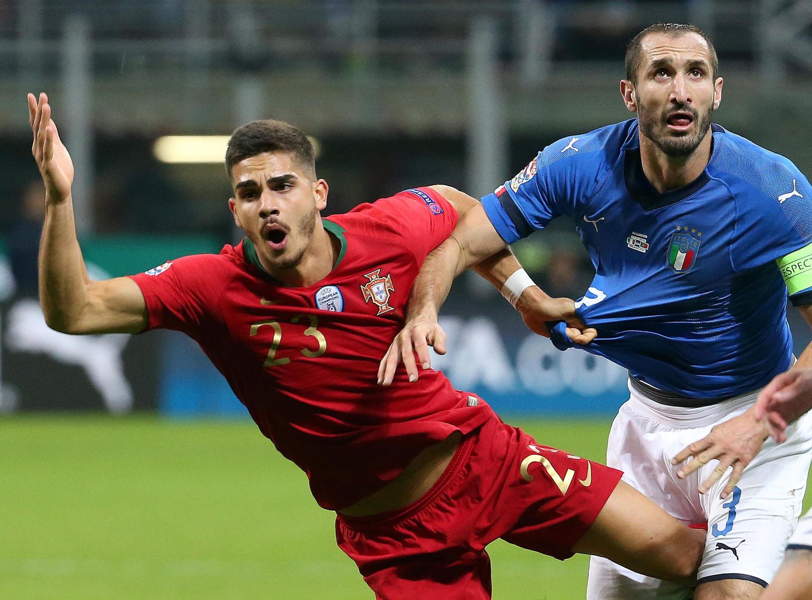 André Silva y Chiellini, durante el Italia-Portugal de la Liga de Naciones de 2018.