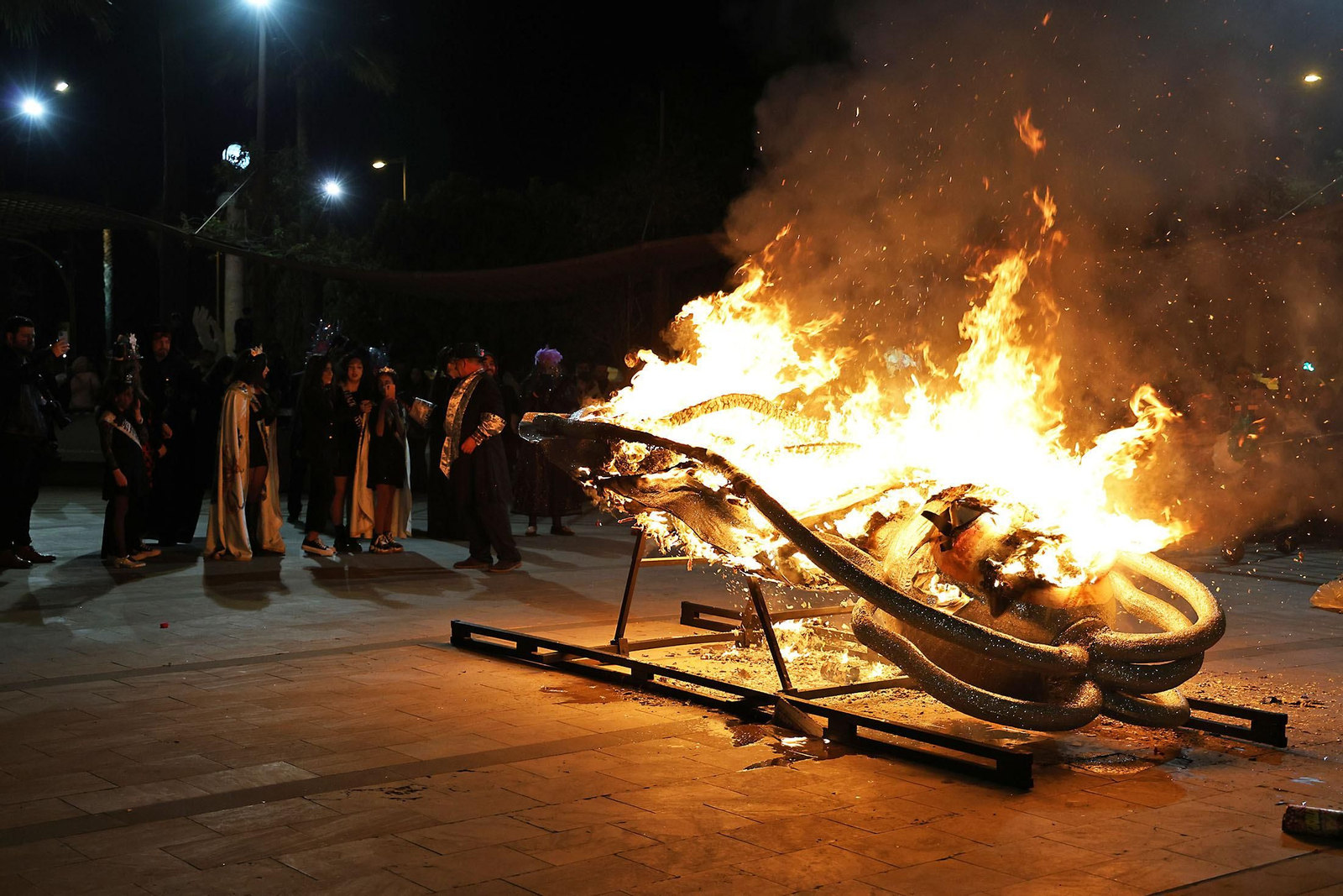 Imágenes del entierro del choco por las calles de Huelva