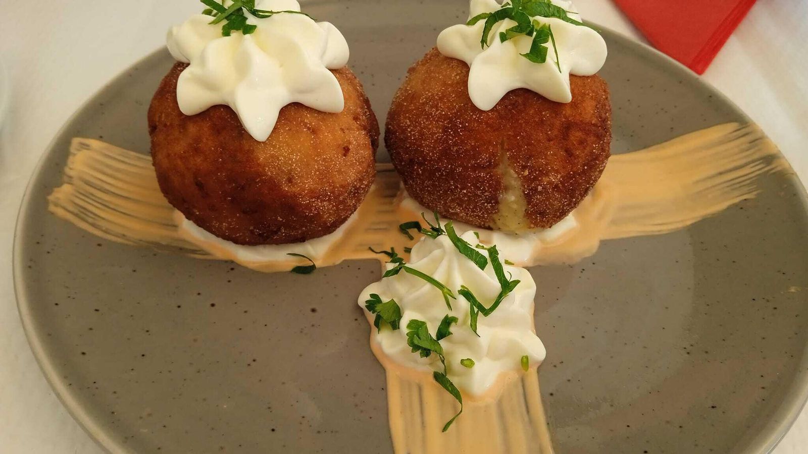 Las croquetas son de los platos preferidos en este local onubense