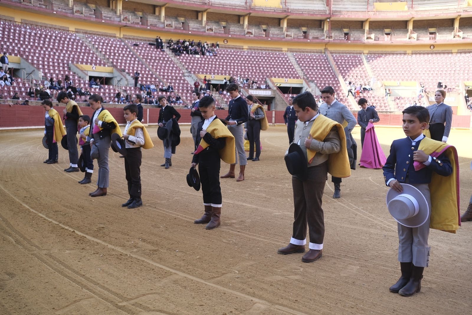 La becerrada en la plaza de toros de Córdoba en homenaje a la afición, en fotografías