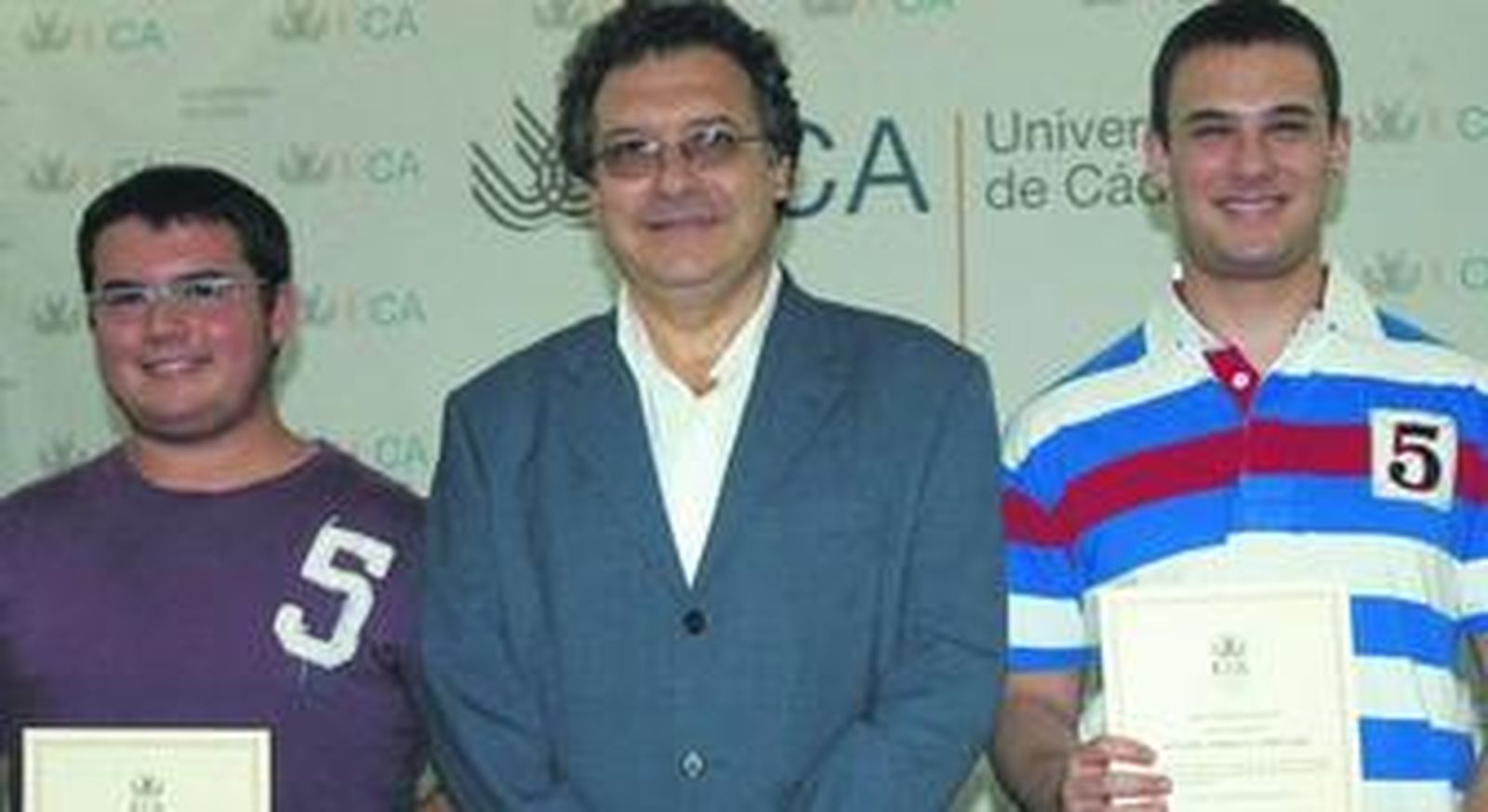 David Almorza, entre dos de los estudiantes premiados.