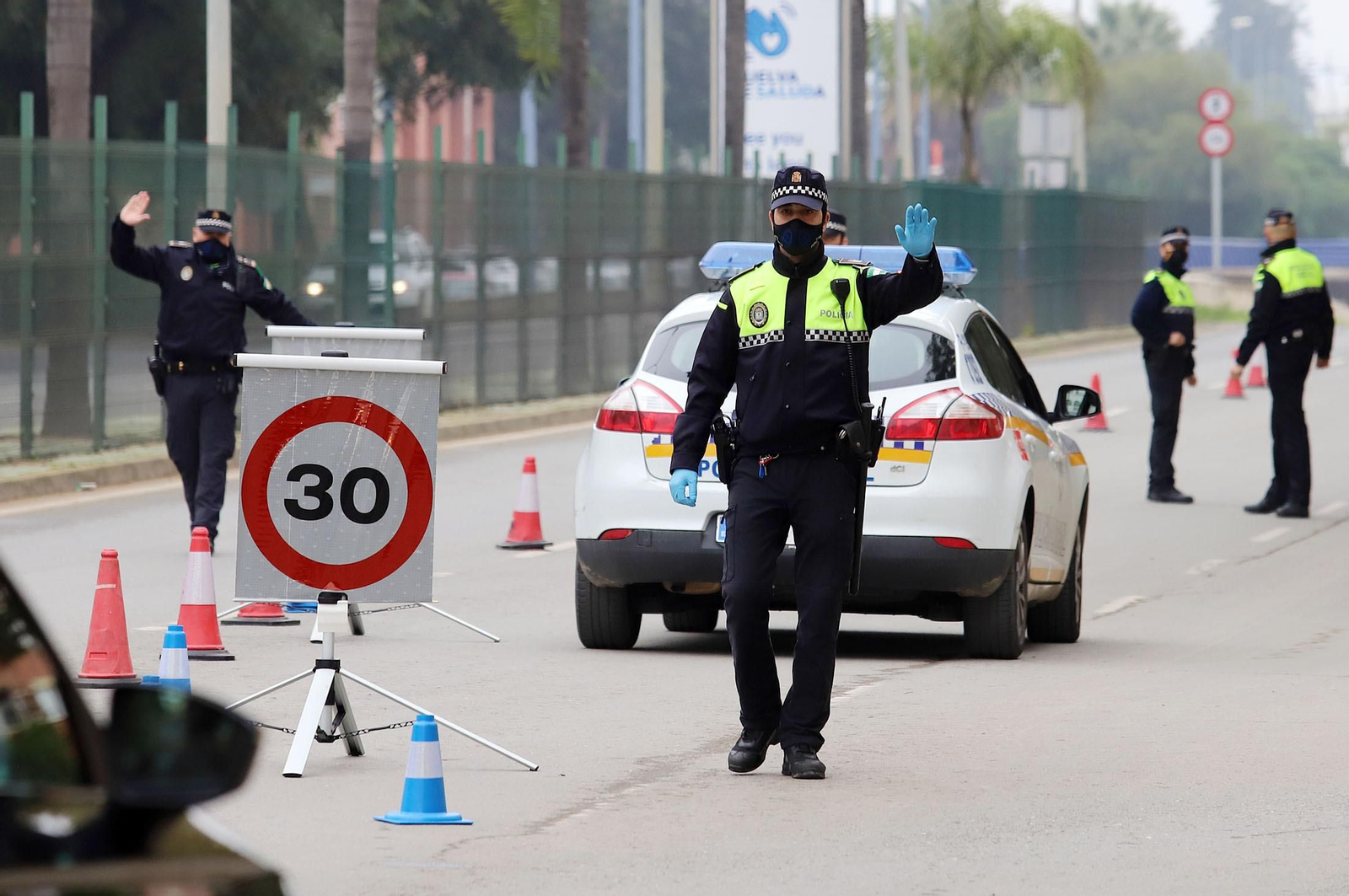 Imágenes del control de la Policía Local en la avenida Costa de la Luz
