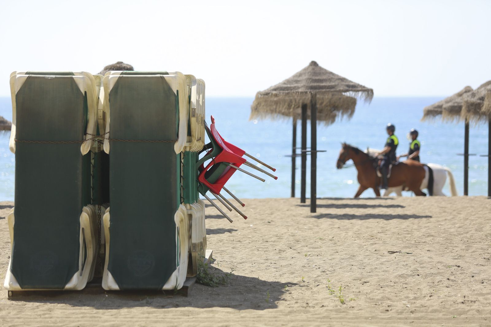 Fotos de la playa de la Malagueta, en Málaga, vacía pese al calor