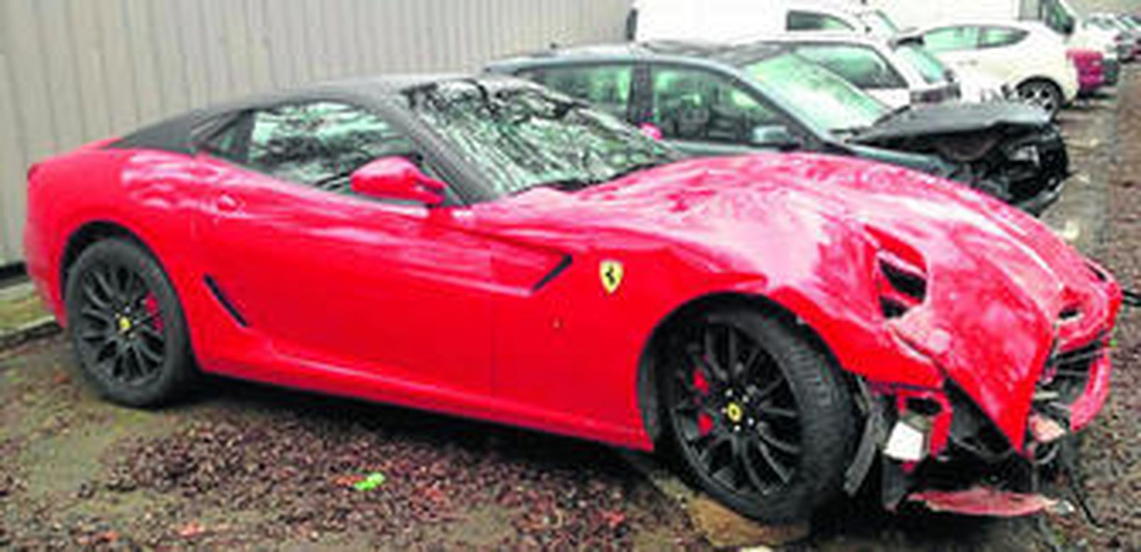 El Ferrari, destrozado en la parte delantera, estacionado en el depósito de vehículos.