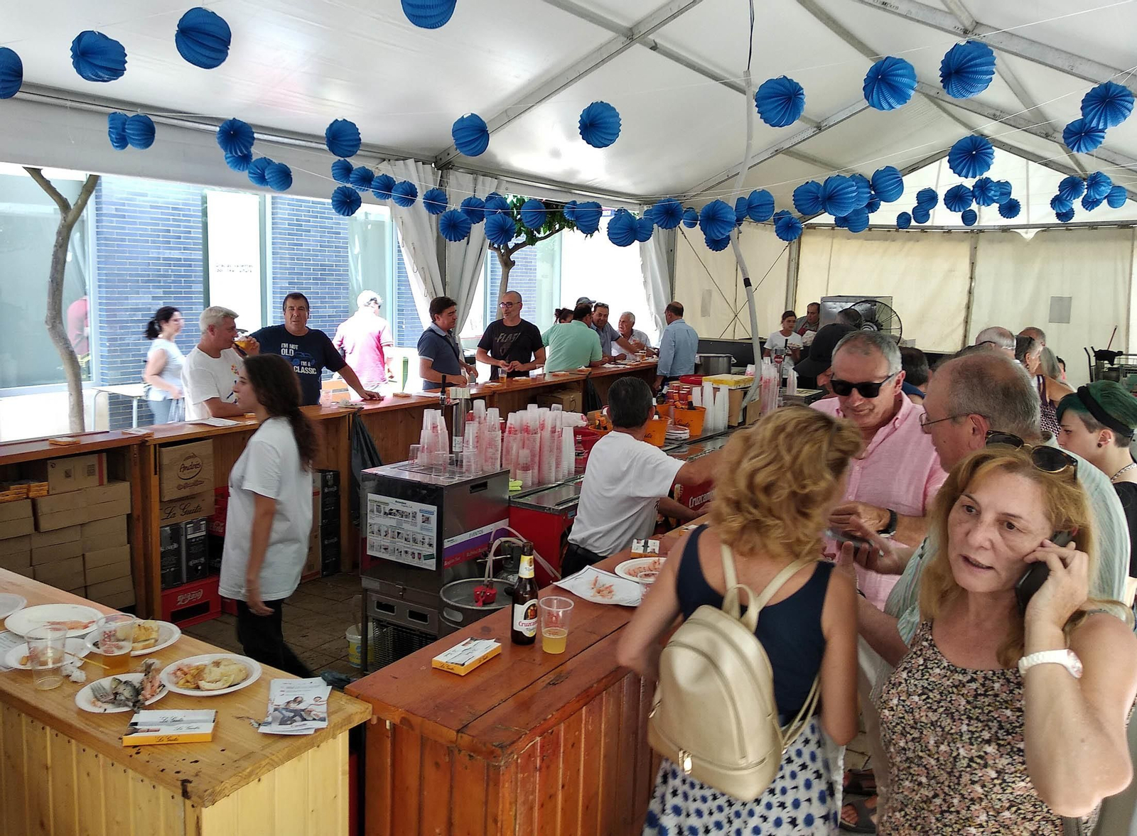 Imágenes de las Colombinas de día de la calle Marina