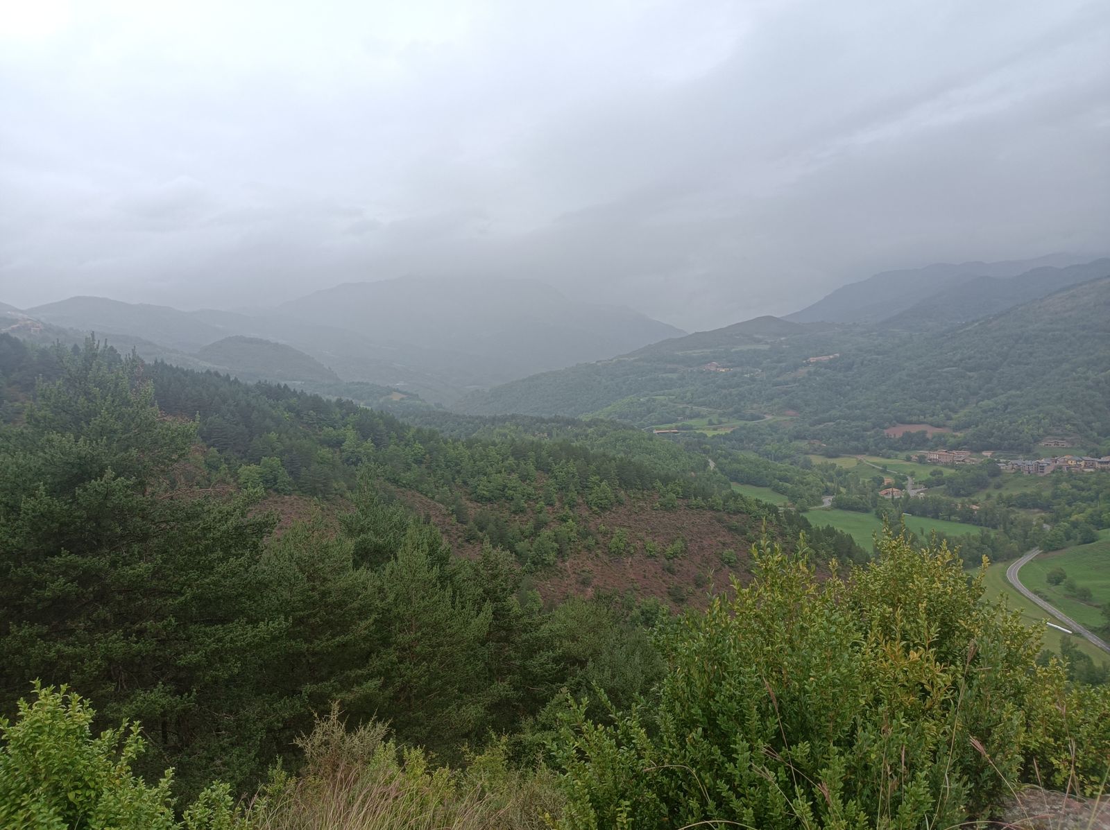 Tras Noales, el sendero vuelve a ganar altura.